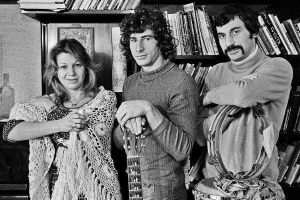 מימין לשמאל: יוסי "פפו" לוי, אוהד אינגר, אלונה טוראל. 1976 צילום ז'ראר אלון