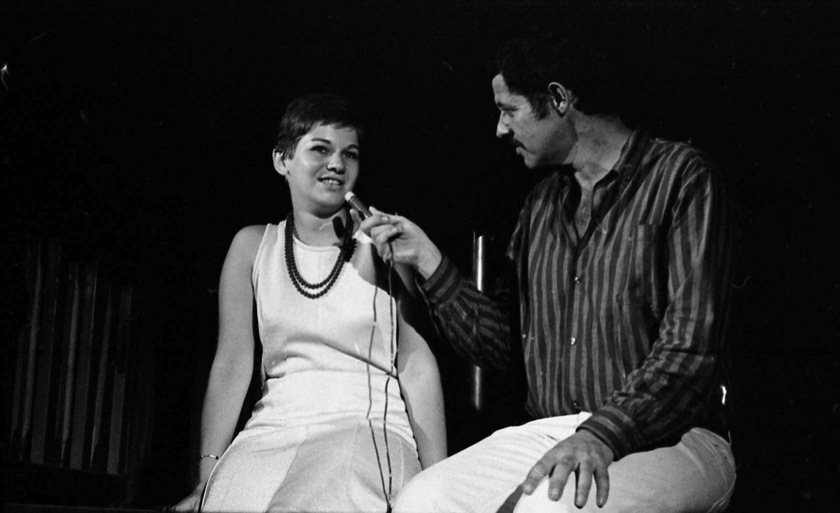 אלונה טוראל עם דן בן אמוץ 1966- צילום יעקב אגור