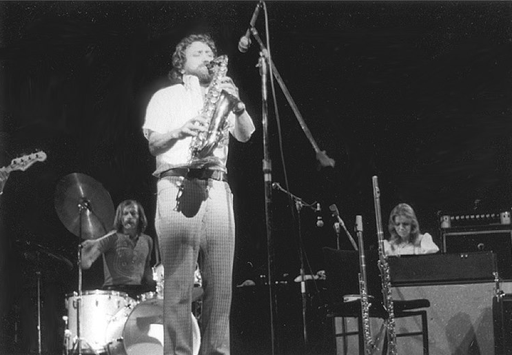 עם הפלטינה בפסטיבל ניופורט 1974. משמאל: אהרל'ה קמינסקי- תופים, רומן קונצמן -חליל, אלונה טוראל - פנדר רודס,