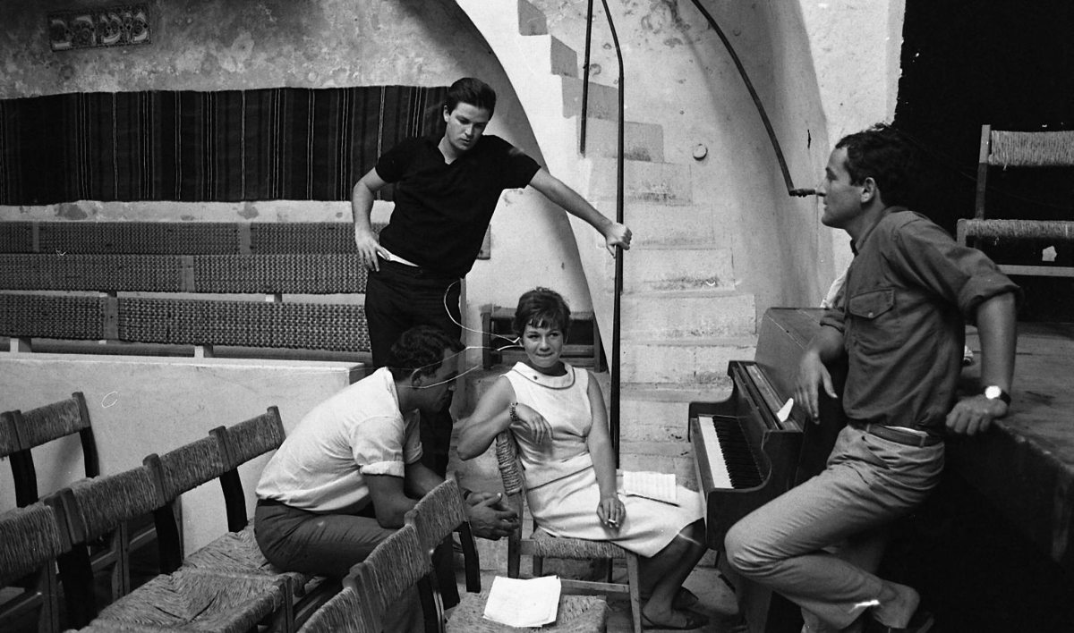 אלונה טוראל עם שלישיית גשר הירקון בחמאם 1966- צילום יעקב אגור ('התכנסנו לצורך חזרה על שיר חדש שהלחנתי להם: "בשום מקום" ,מילים ירון לונדון.')