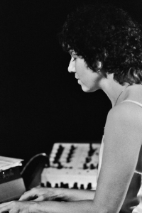 אלונה טוראל בהופעה של אריק איינשטיין ושלום חנוך בהיכל התרבות. צילום ז'ראר אלון -1979