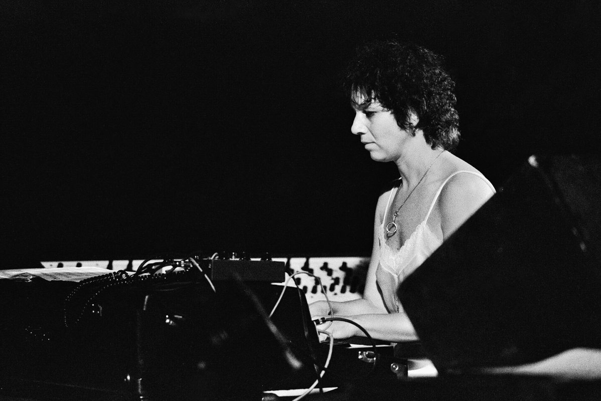 אלונה טוראל בהופעה של אריק איינשטיין ושלום חנוך בהיכל התרבות. צילום ז'ראר אלון- 1979