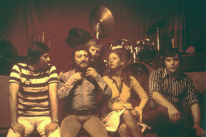 עם הפלטינה ברברים 1974. משמאל: לב זבגינסקי, רומן קונצמן, אהרל'ה קמינסקי, אלונה טוראל, נחום פרפרקוביץ